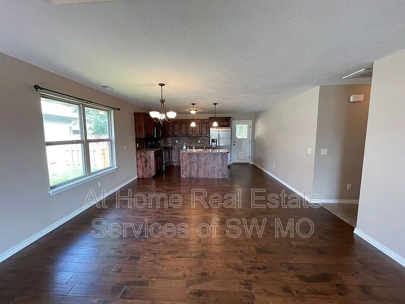 3 bed, 2.0 bath, 1625 sqft, $1,780 — Photo 3