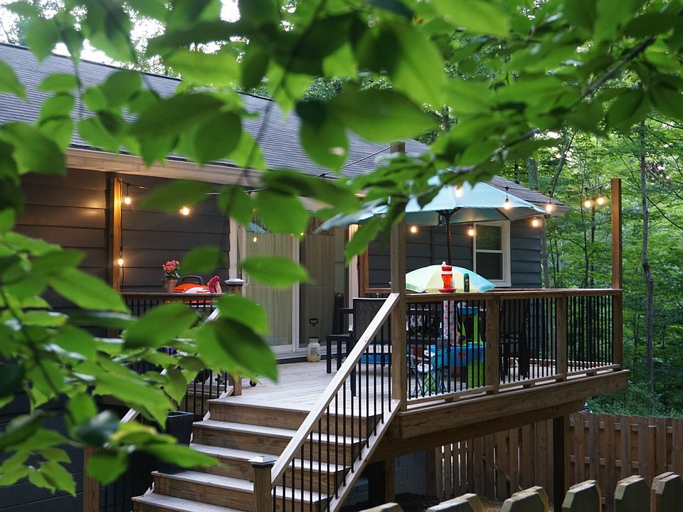 Deck and fenced in area 