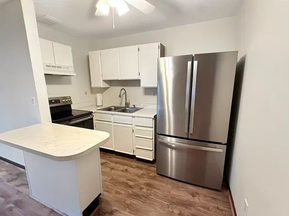 3170 W Monroe St APT 101, Waukegan, IL 60085