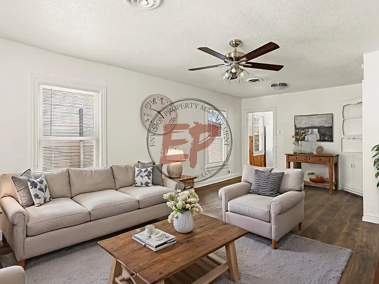 2712 Lyle Ave — Photo 4