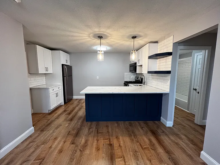 124 Vernon St — Photo 1