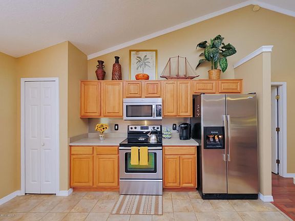 05 kitchen with stainless apps
