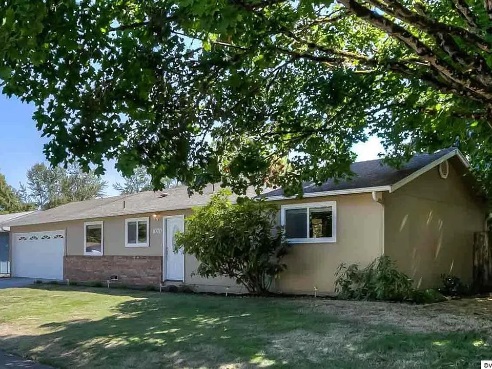 1070 Denise St SE