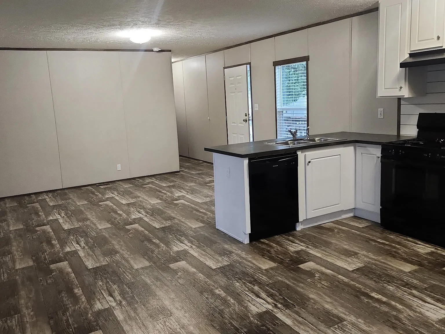 3 bed, 1056 sqft, $1,099 — Photo 2