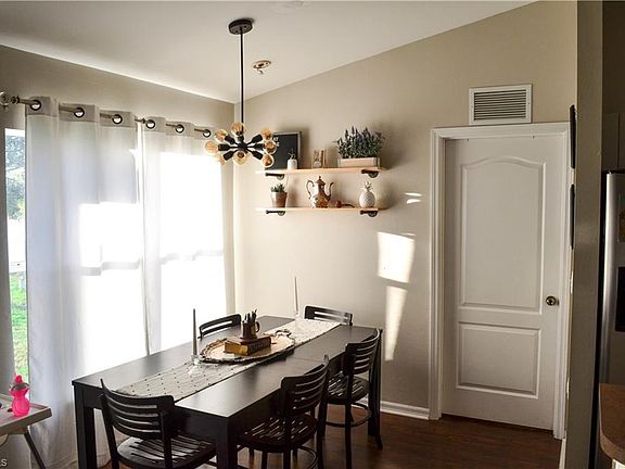 5th image of 622 NE Juanita Pl