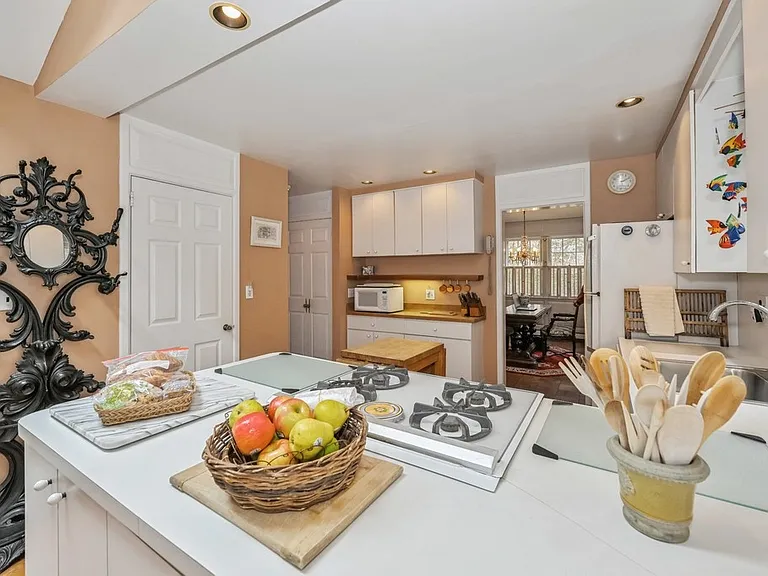 37 Indian Rd — Photo 12