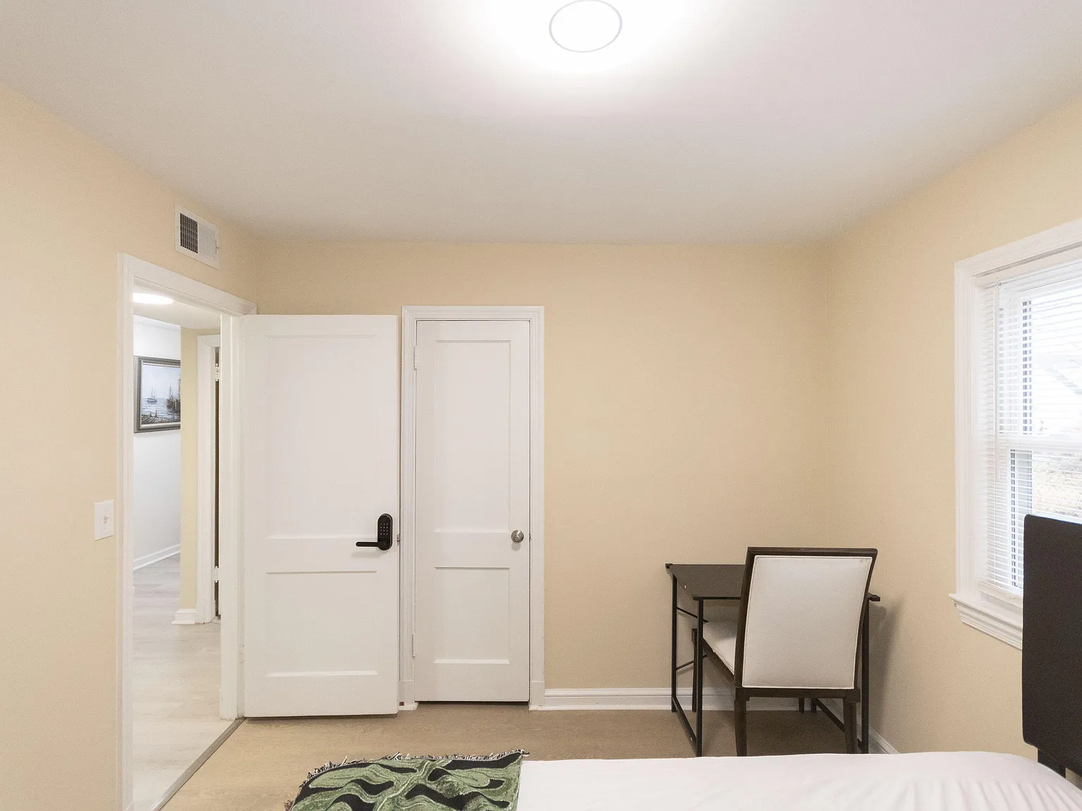 4 bed, 2.0 bath, 2070 sqft, $1,148 — Photo 4