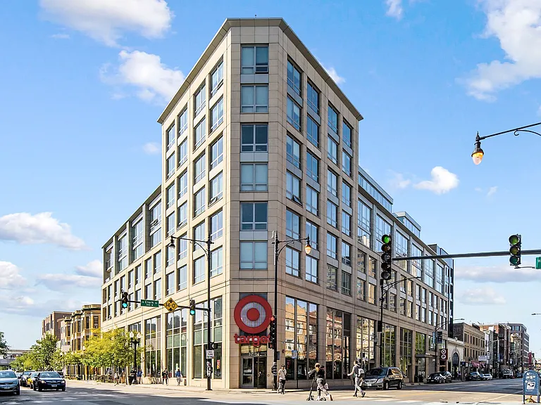Lakeview 3200 Apartments — Photo 32