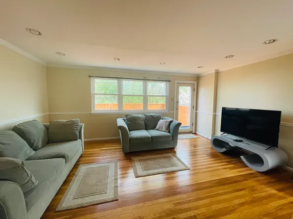 8831 Macon St, Philadelphia, PA 19152