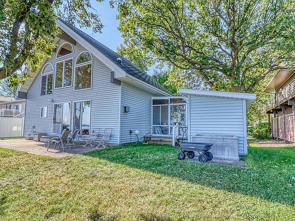 Front cabin lake side
