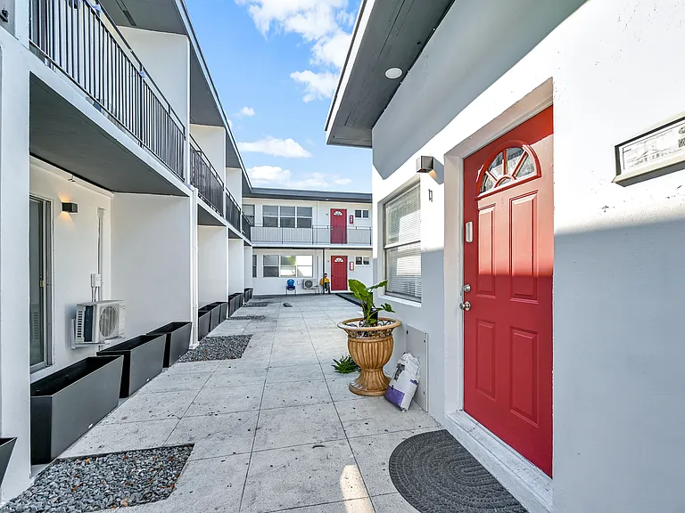 14280 NE 6th Ave #5 — Photo 4