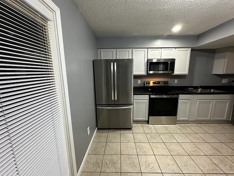 3389 S Oaklawn Cir — Photo 2