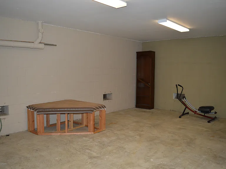 606 Park Ave — Photo 35