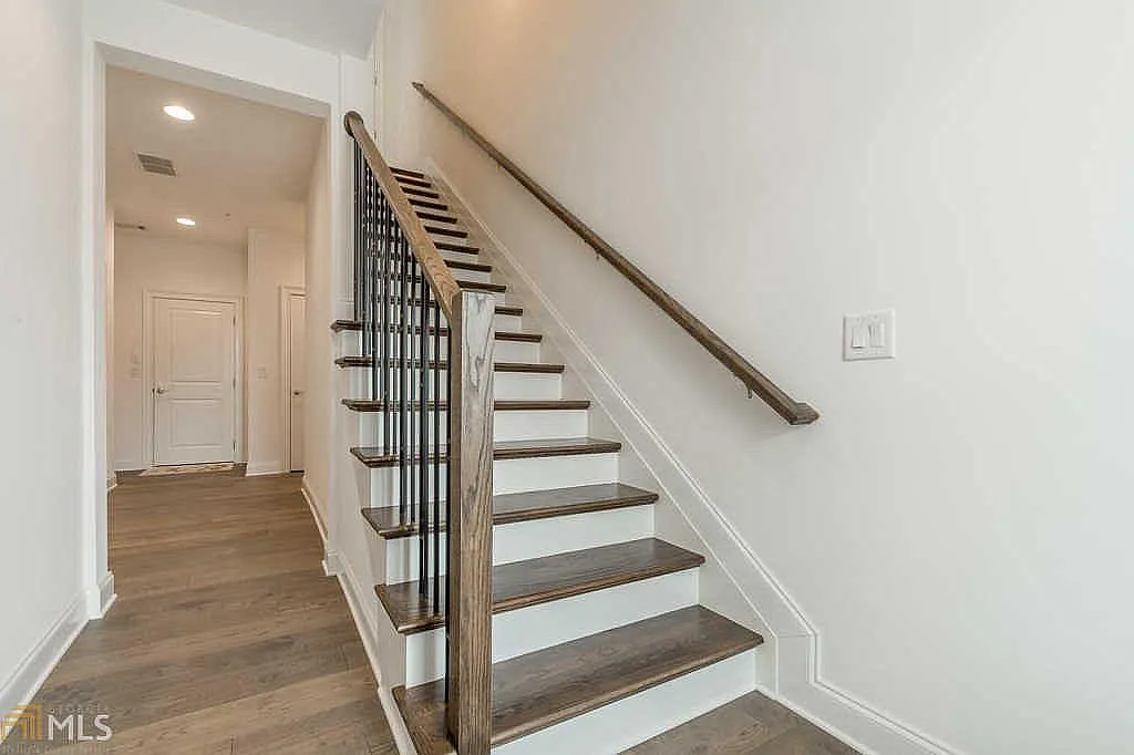 3 bed, 2270 sqft, $4,650 — Photo 3