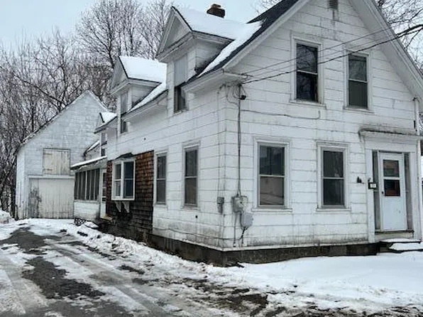29 Elm St, Newport, ME 04953