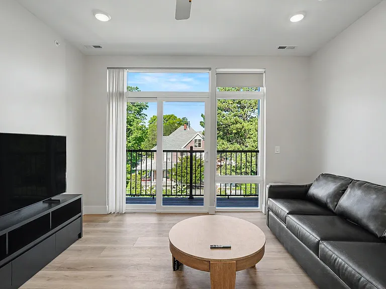 512 W Clark St — Photo 34