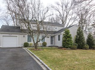 121 Daisy Farms Dr, New Rochelle, NY 10804