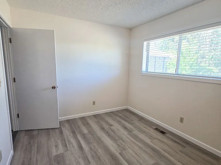 11613 Pacific Ct NE — Photo 10