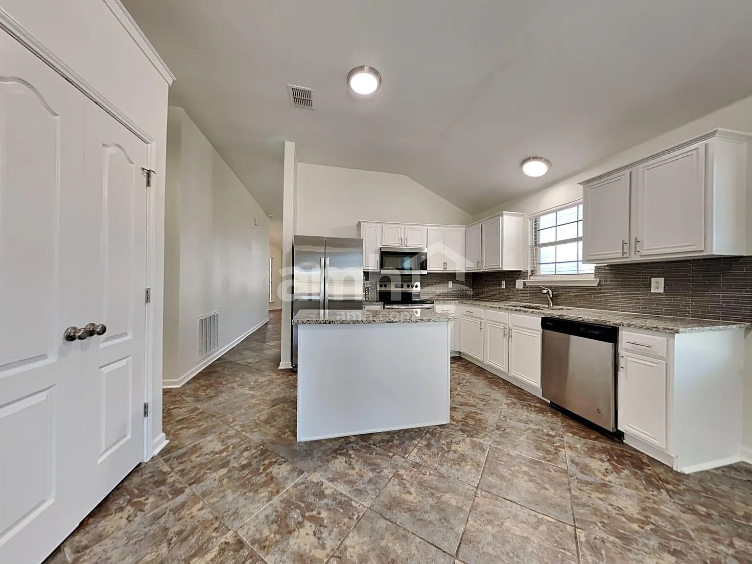 4 bed, 2.0 bath, 1956 sqft, $2,595 — Photo 3