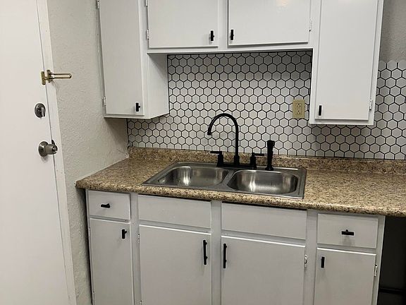 4th image of 7909 La Jolla Dr #B