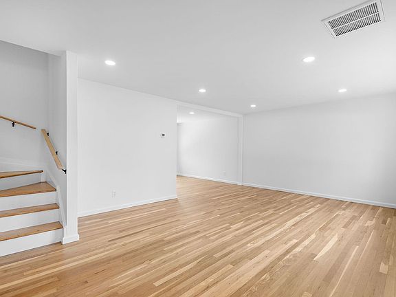 3rd image of 1054 Stonewall Ln