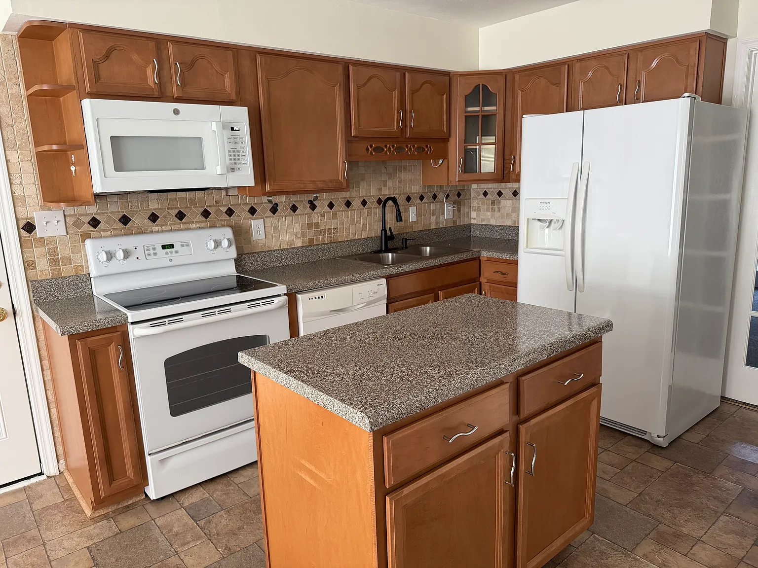 4 bed, 1800 sqft, $2,695 — Photo 4