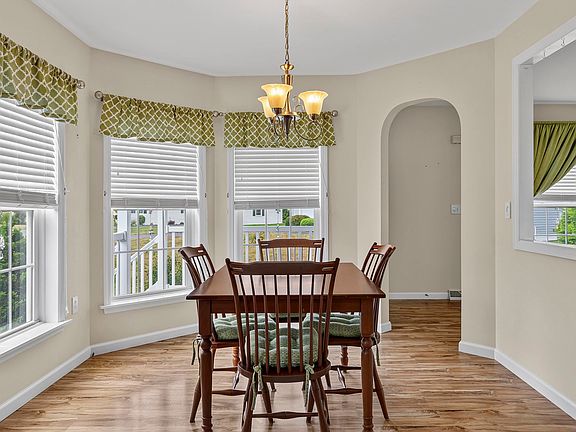 3rd image of 16 Aspen Way