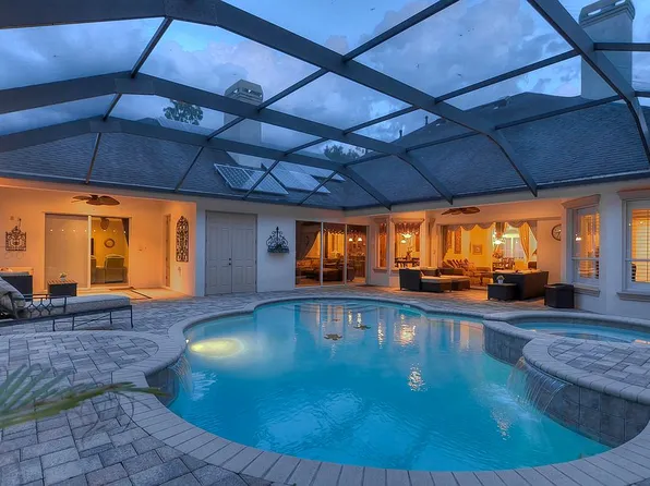 918 Shoals Landing Dr, Brandon, FL 33511