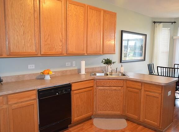 Large Kitchen with 42 inch cabinets.