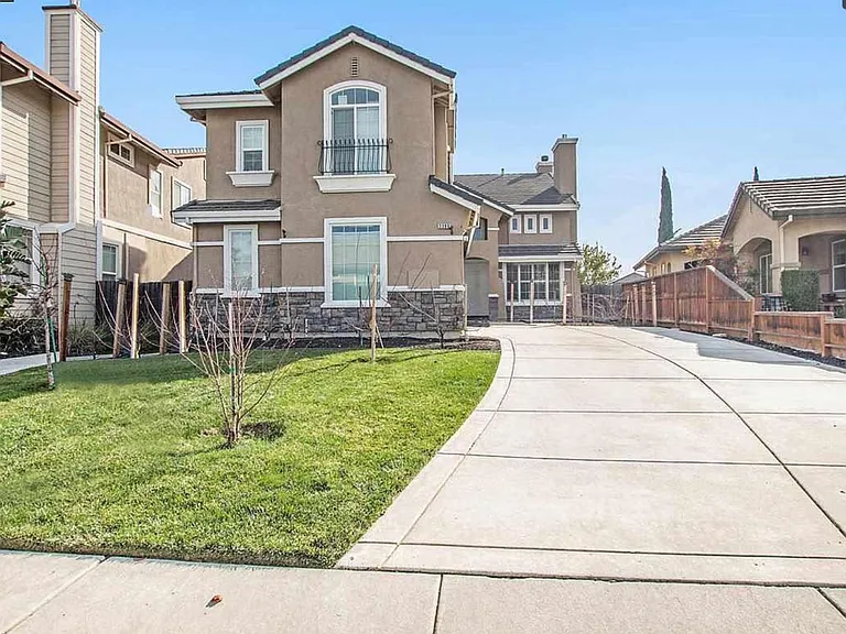 2380 Fernwood Ln — Photo 1