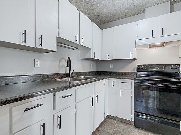 5th image of 16 Fairfax Dr