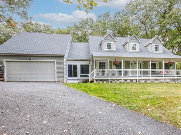 28 Center St, Groveland, MA 01834