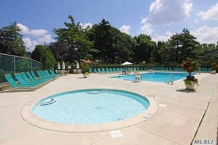 1st image of 142 Foxwood Dr