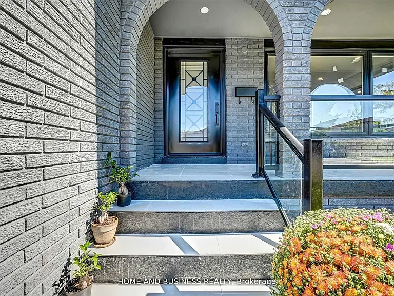 470 Louis Dr #UPPER — Photo 2