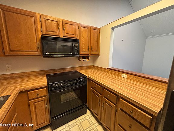 4th image of 8317 MEADOW BEND Court