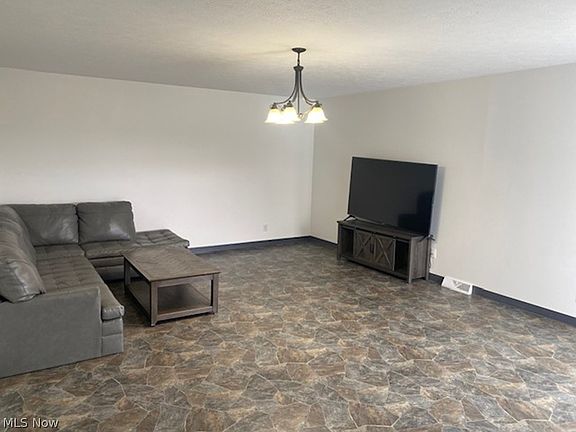 5th image of 4866 Darbyshire Ct