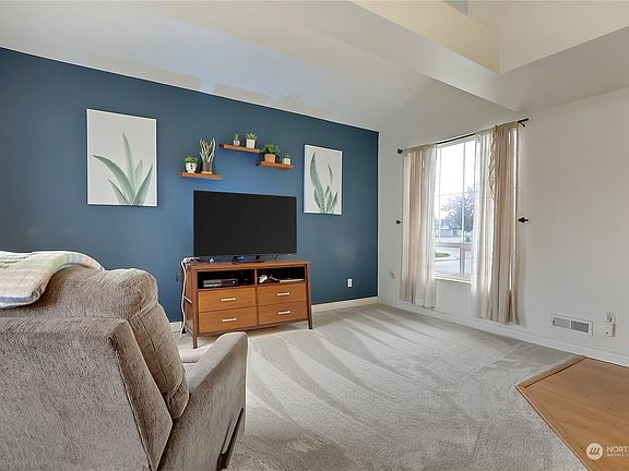 5th image of 1023 Village Parkway E