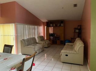 10441 SW 9th Ln, Pembroke Pines, FL 33025