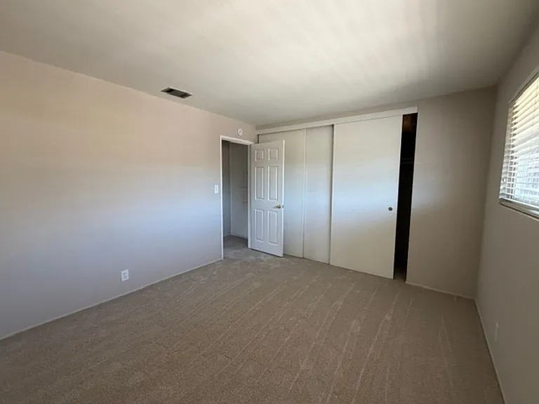 Castlewood Dr 915 — Photo 13