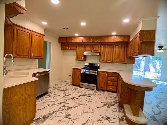 Beautiful kitchen, new high end appliances