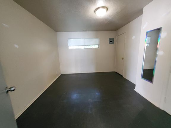 3rd image of 1555 W Southgate Ave