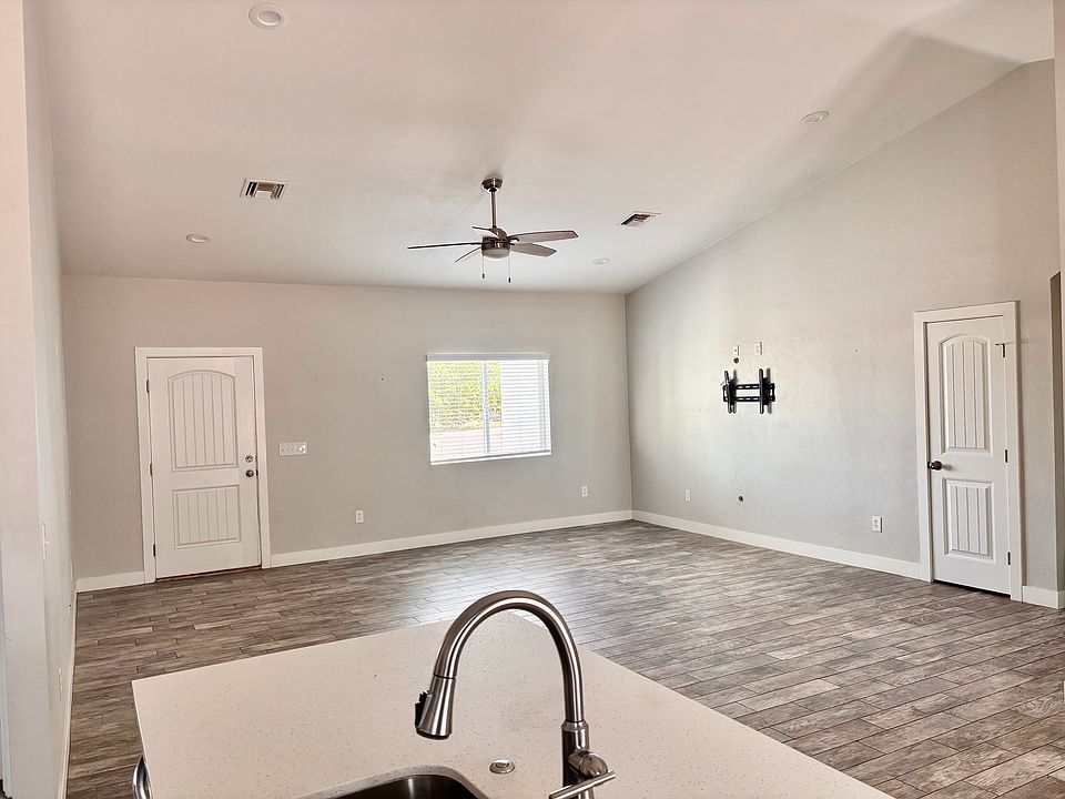1st image of 526 Heritage Cir