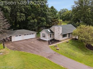 1051 Swan Ln, Fenton, MI 48430