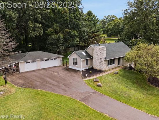 1051 Swan Ln, Fenton, MI 48430