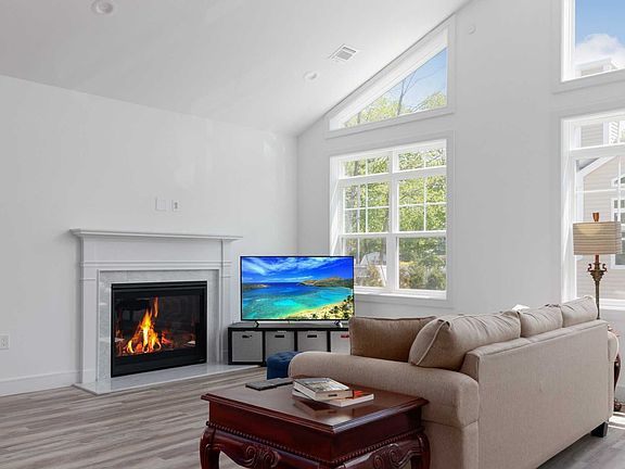 5th image of 10 Silver Spruce Way