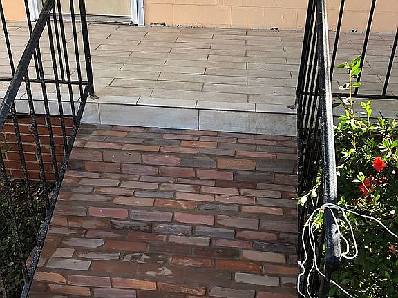 Nice tiled front porch