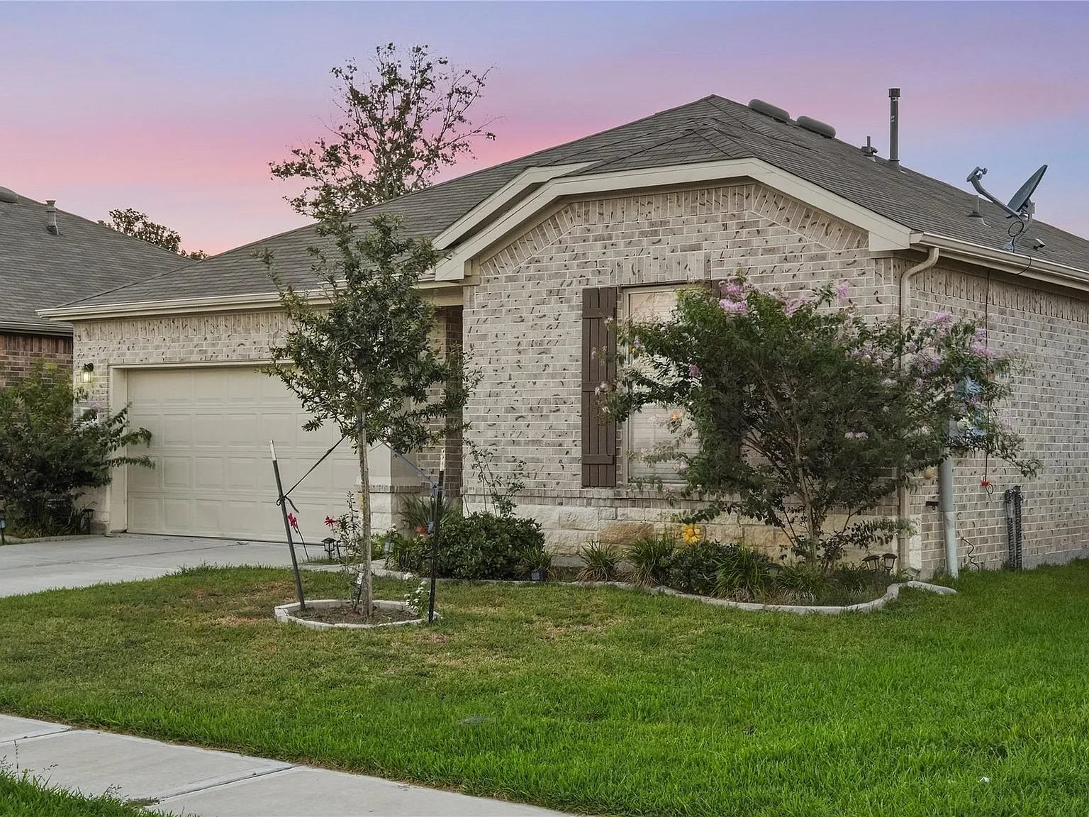 3 bed, 2.5 bath, 1415 sqft, $2,300 — Photo 2
