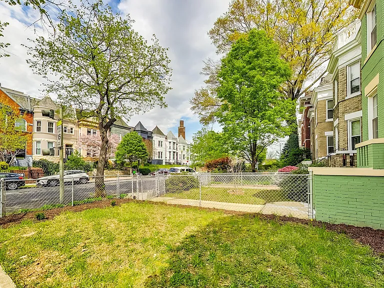 137 R St NE — Photo 3