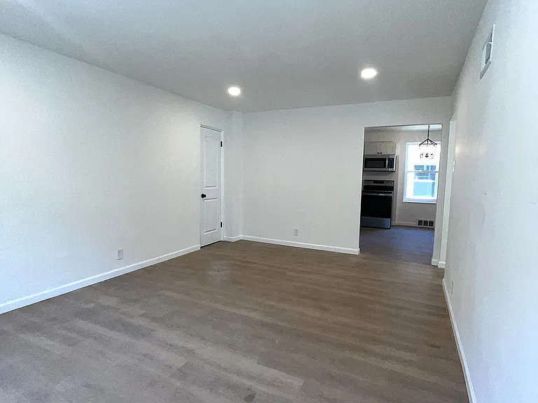 3919 Jamieson Ave #1W — Photo 4