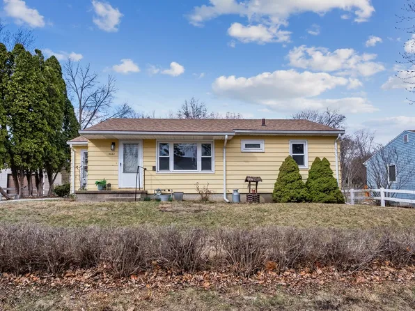 3022 Cottonwood Ln, Cedar Falls, IA 50613